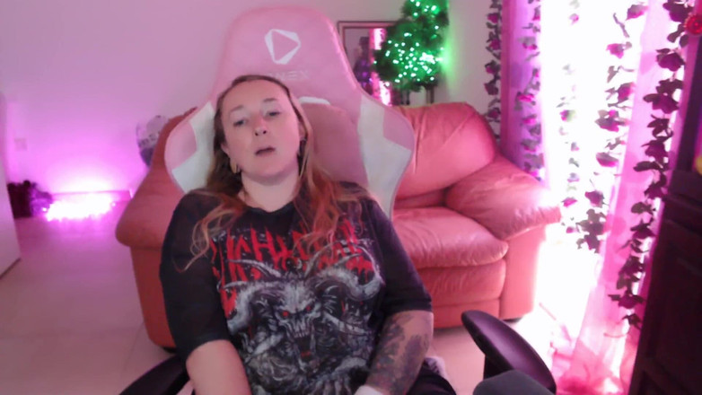 Kisicaxx: Sprosté řeči uctívající ptáka