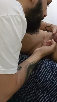 Il fratellastro assaggia per la prima volta la figa della sua sorellastra!