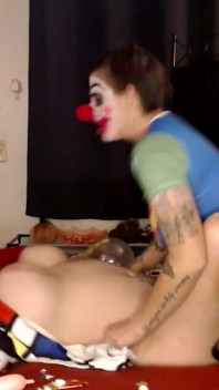 Clown lesbien, gode ceinture, cosplay, ballons, seins qui rebondissent, orgasme