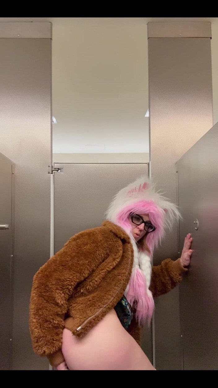 Suzy Wylde: Na letišti se chystáme na další anální trénink