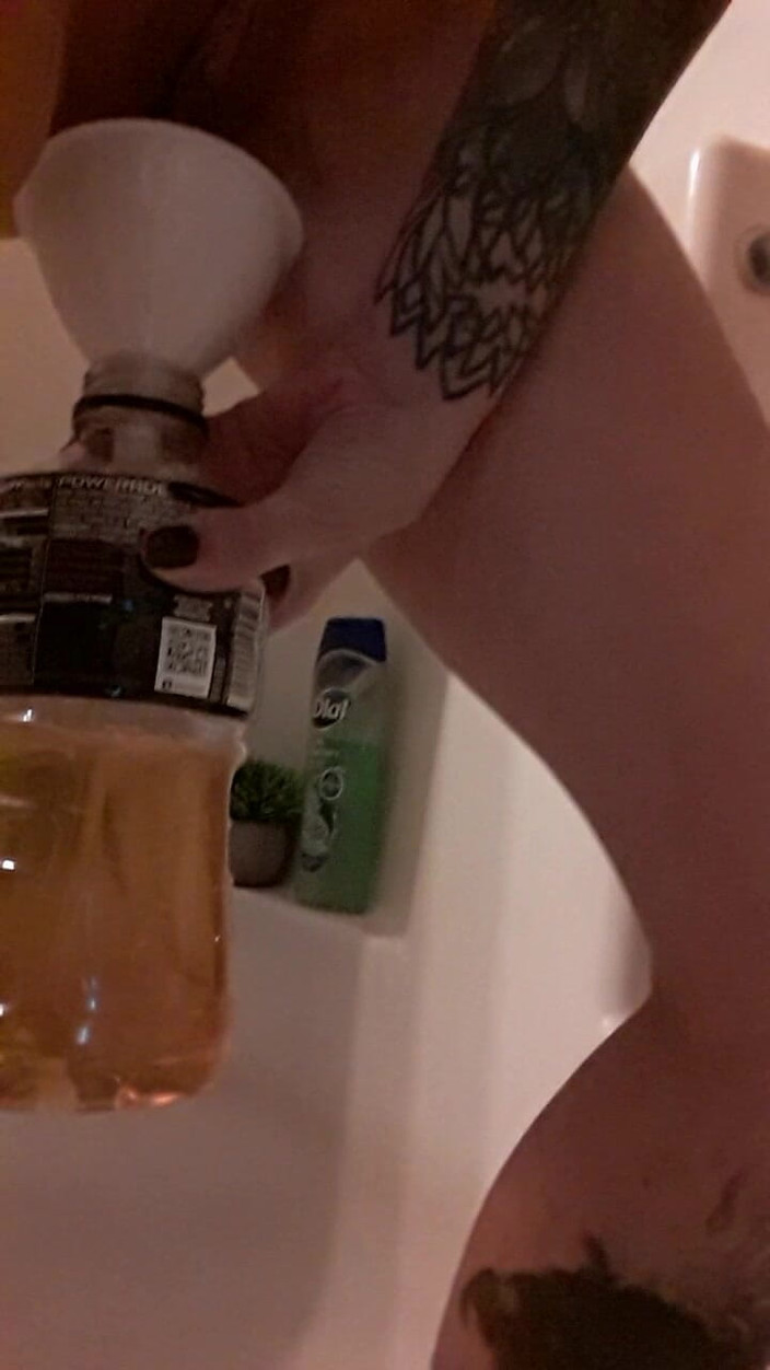PandoraSG: Creampie čůrá do láhve s nálevkou
