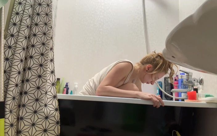Holy Harlot: Kamera v koupelně Blondýna
