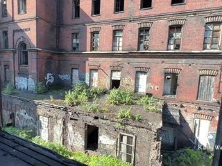 Katty West: 在一家老工厂抓住了一个厚颜无比的婊子并在屁股上性交