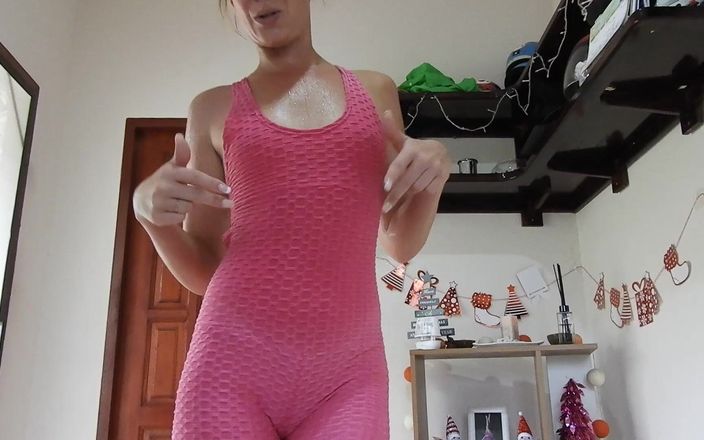 MissAnja_FH: Sexy et super en sueur dans une combinaison rose