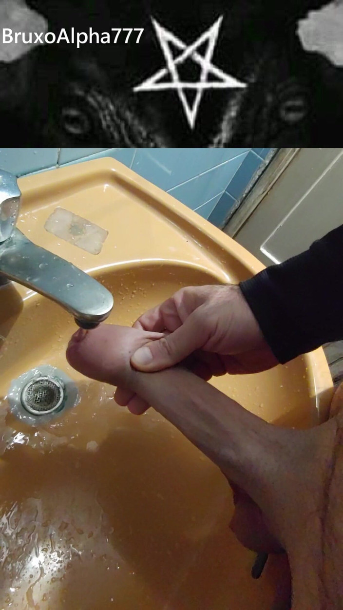 BruxoAlpha777: Il mio grosso cazzo che piscia