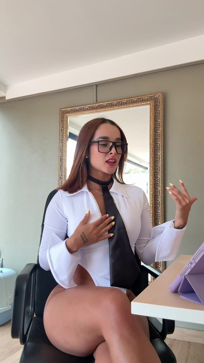 Abella olsen1: Pembantu melancap di pejabat bosnya