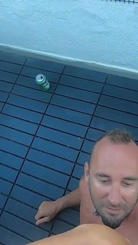 Mijando na boca um do outro e engolindo