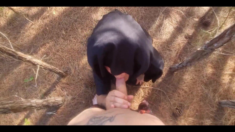 kassy-ofc: Ormanda kaybolan bir turist lanetlanmamak için bir cadıyla seks yapmaya...