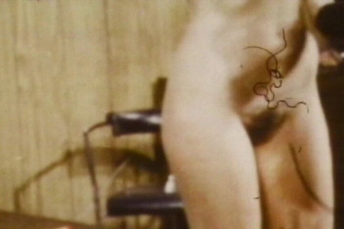 Vintage Babes: Dominatrix retro entrena sumisas con látigos y consoladores vintage