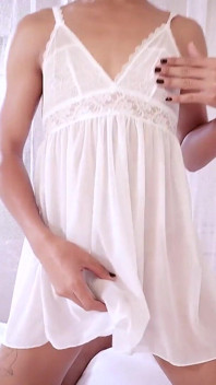 Il ladyboy tailandese natty si masturba