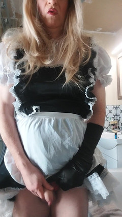 Cindy Belfast: Freches Sissy-zimmermädchen kommt im dienst