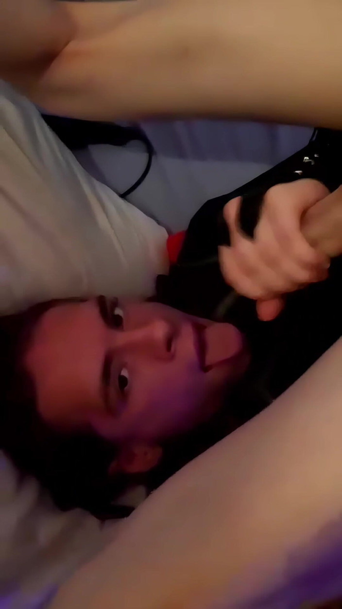 LoonaFemboy: Loona trans streichelt einen cumshot auf ihr gesicht, kommt, diese...