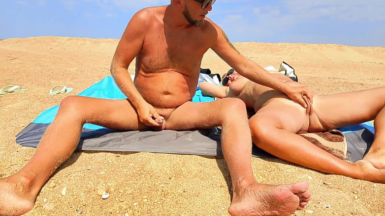 Crazyfamily 1970: नग्नता वाले समुद्र तट पर सौतेली मम्मी और सौतेला बेटा