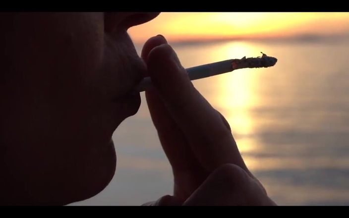 CyntiaCymes: Fumar cigarrillos en la playa ... de día y al atardecer.