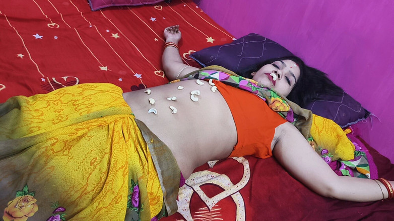 Sona bhabhi: 我和我的老公热辣的浪漫大胸部表演与亲吻场景美丽的孟加拉夫妇性爱视频