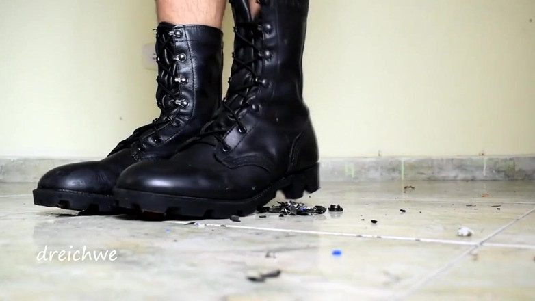 Dreichwe: Destroying some cars with my boots