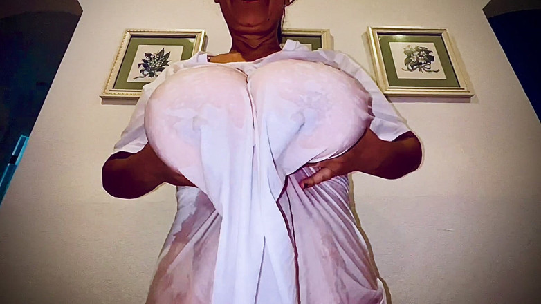 VeeVee Vixen: Nasses t-shirt, riesige titten