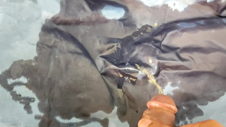 Satin And Silky: Saténové hedvábné pissing porno - chcaní na šedý saténový sárí chachi (67)