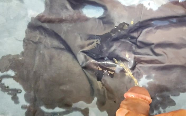 Satin And Silky: Porno cu pișare cu mătase satinoasă - pișare pe sari gri...