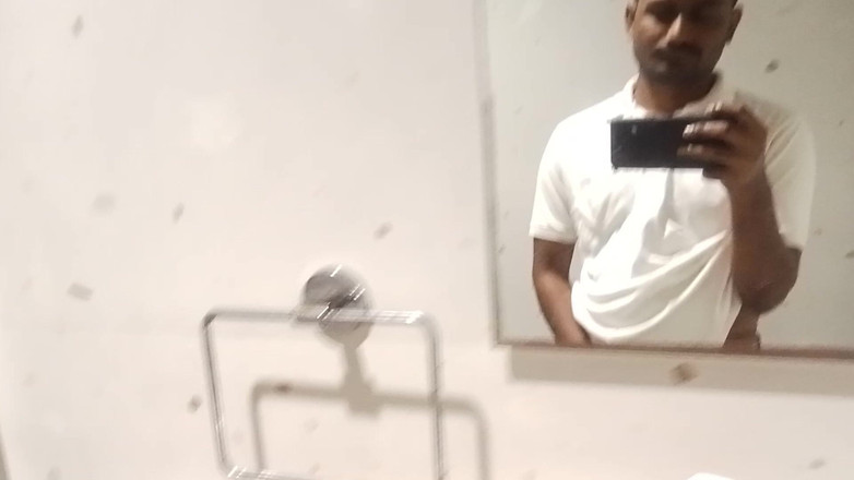 KUMBHA MANOJ KUMAR: खुद के हैंडपंप पर पोर्न स्टार वीआईपी