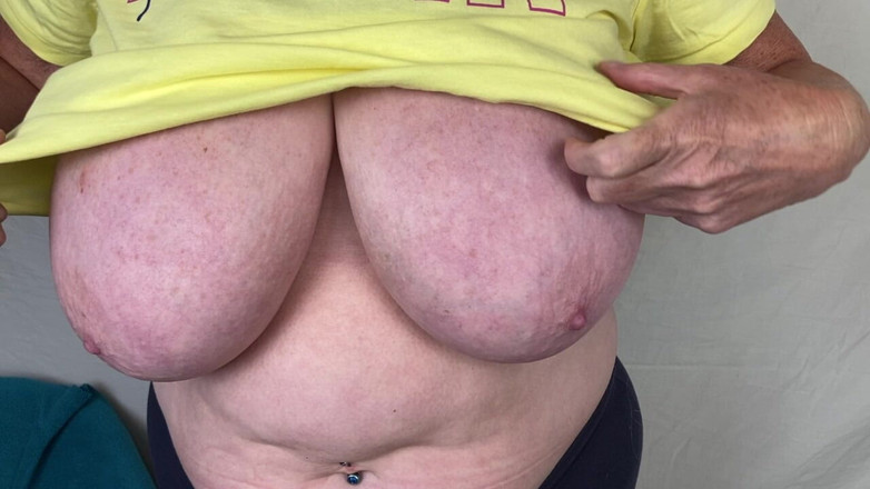 Mr MF: I piedi della signora matura mostra tutti i suoi tacchi...