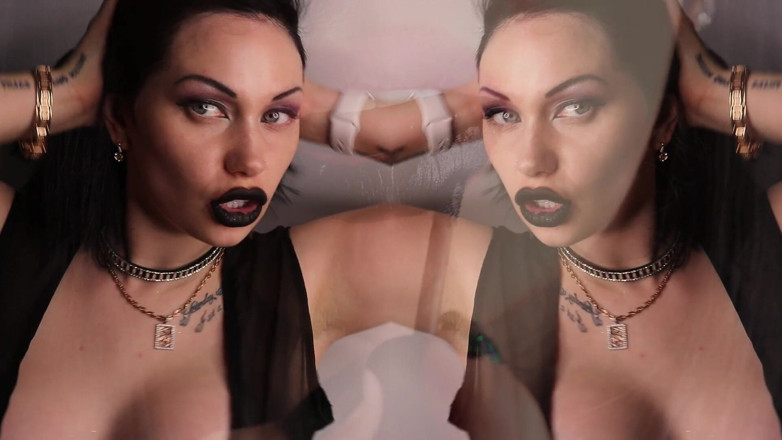 Goddess Misha Goldy: Moje černé rty upoutají vaši pozornost!