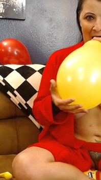 Röd gul ballong blowup slickar squeaky klämning