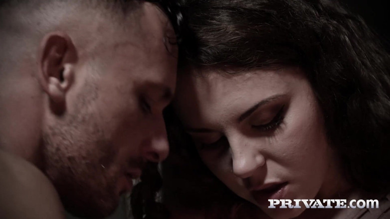 Private.com: Přírodní prsatá brunetka Sofia Curly debutuje v barcelonské noci