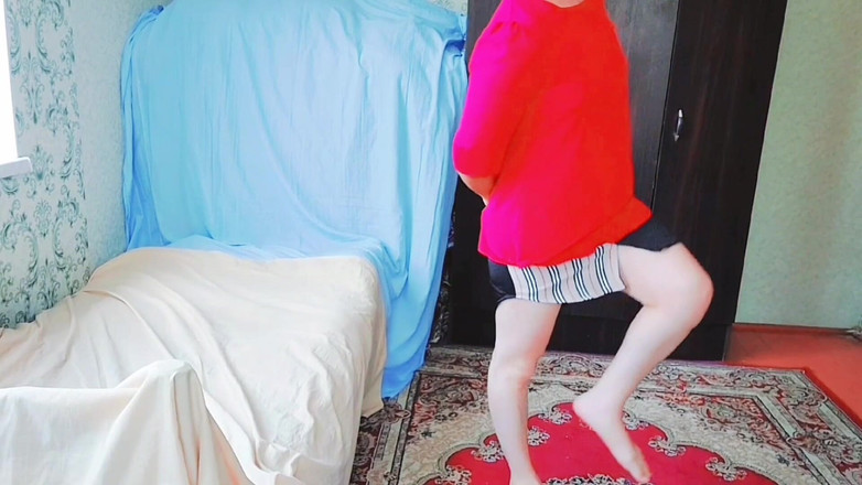 Kitty_Cross: Сисси наряжается медленно в спальне пастельного цвета