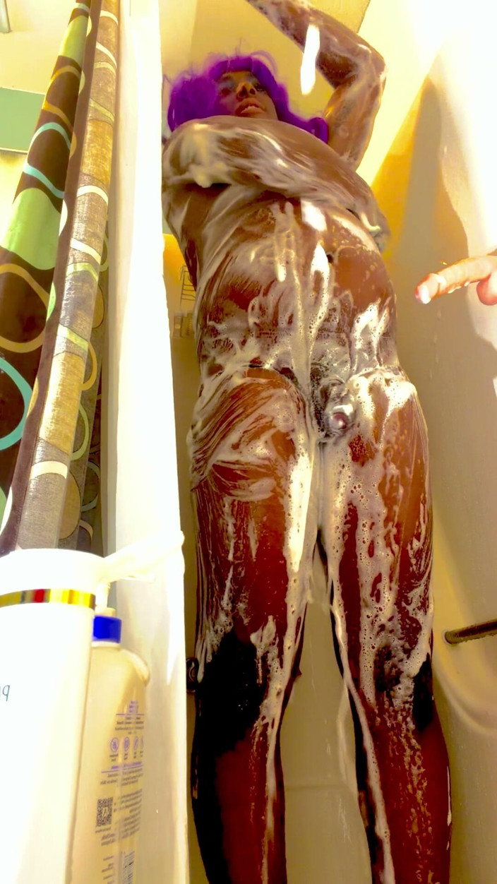 Londonfrotagejr: TS Cleo, scène de douche