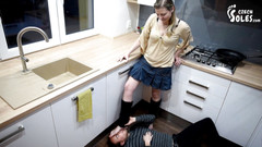 Czech Soles - foot fetish content: L'adorazione dei piedi sexy della moglie durante la cucina
