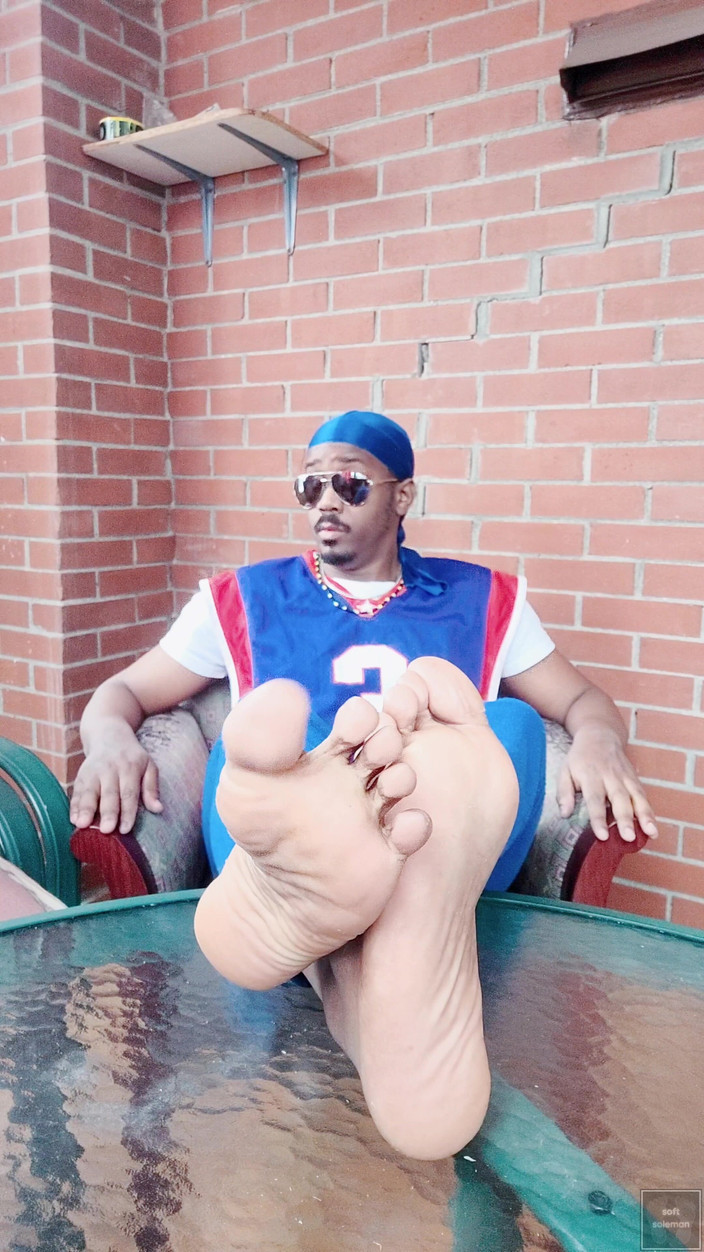 Soft Soleman: 我摇晃并揉搓我的男性脚 （2025）