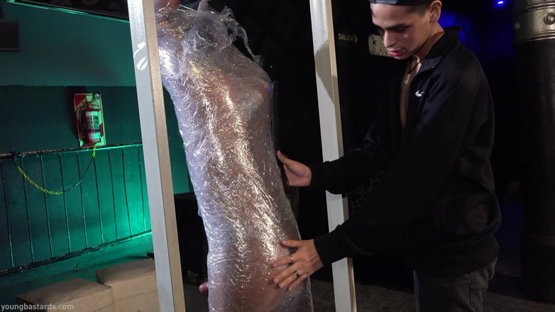 Kinky Twink: Plastik owinięty i pompowany kutasem