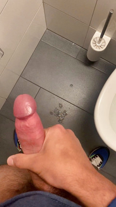 Zaharia: Wanki na záchodě