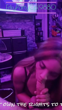 Nadia kepala di kantor waktu aku lagi nonton video kami