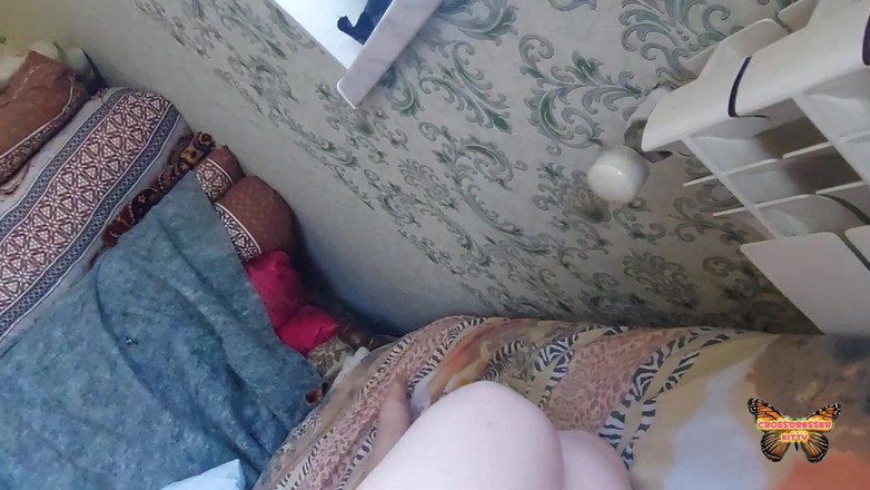 Kitty_Cross: Beine des süßen Femboy, glatter sexy hintern, weißer transvestört sissy...