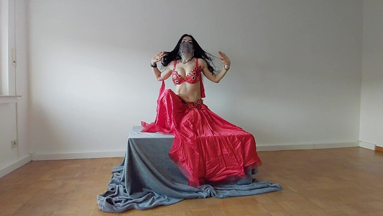 Kitty Dancer: Une danseuse du ventre arabe se déshabille et baise sa...
