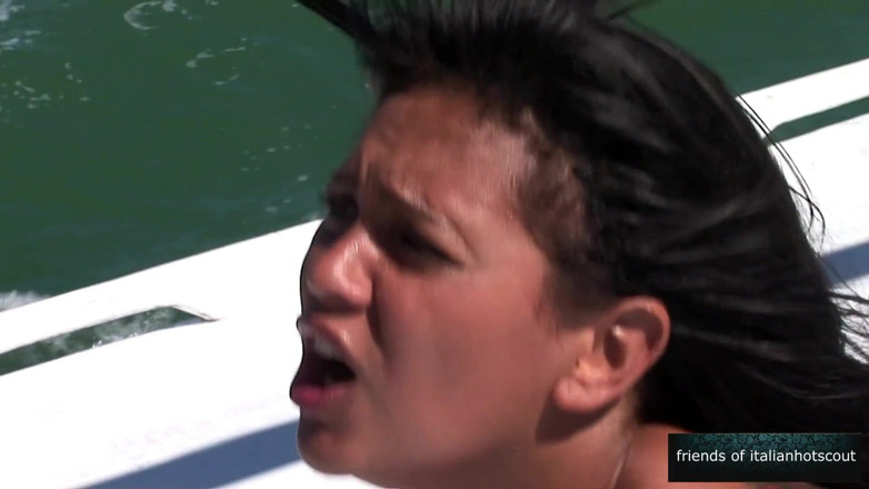 Italian hot scout and friends: Hermoso trío en el barco