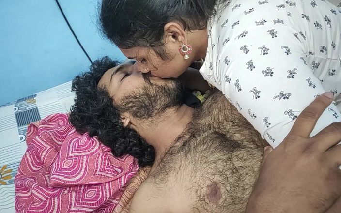 Vaishnavysharunraj: Lang lipslot met stiefzus in de slaapkamer