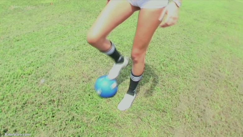 Babe Stare: Une fille sportive avec un visage frais se fait baiser