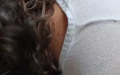 Vid 03 Enteado se esconde e se masturba, depois pegou a madrasta dedilhando, ele foi ajudá-la e fodê-la no banheiro