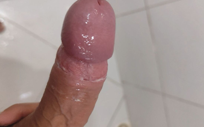 DaddyDoted: Apa puternică din prepuț excită glandul preejaculatului.