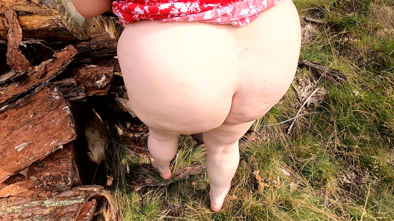 Bouncy Tits Action: Trừng phạt âm đạo và vú trong rừng
