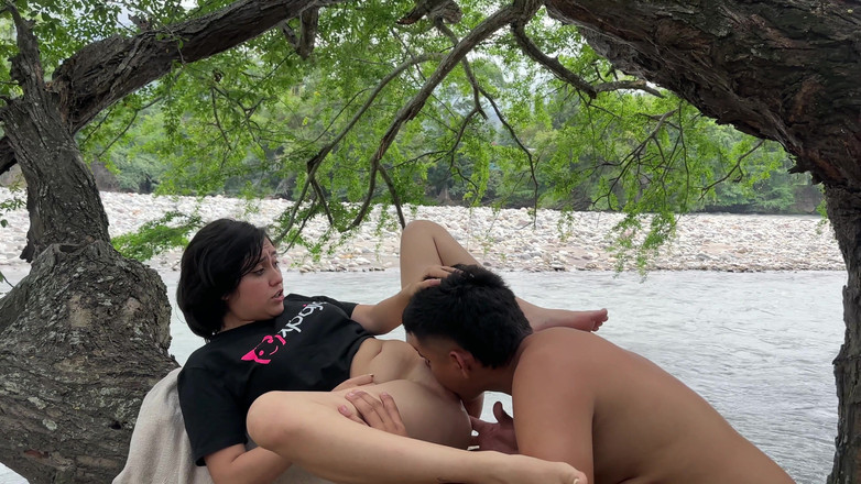 ManuelaAlvarez: Деревний карлик мастурбує як шалено, поки не кінчає, спостерігаючи, як сексуальна пара займається сексом на березі річки просто неба