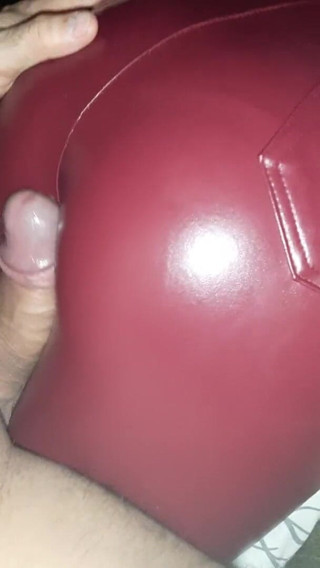 Shiny leather assfuck: Pantat teman wanita dalam seluar kulit merah mengusik zakar saya