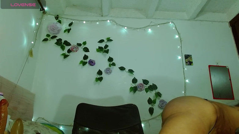 Alexaqueen: Mastubruje a potěší mě na webové kameře