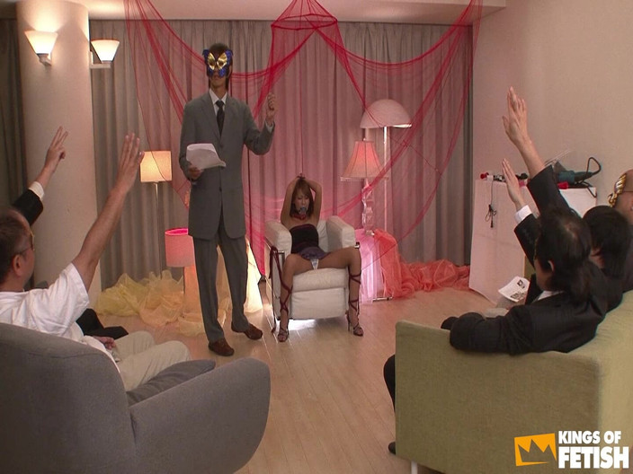 Pure Japanese adult video ( JAV): 복면을 쓴 두 남자가 일본 아기를 가지고 놀고 꽉 조이는 구멍에 장난감을 집어넣습니다.