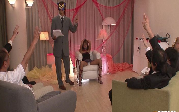 Pure Japanese adult video ( JAV): Два мужчины в маске играют с японской крошкой и прилипают игрушки в ее тугие дырки
