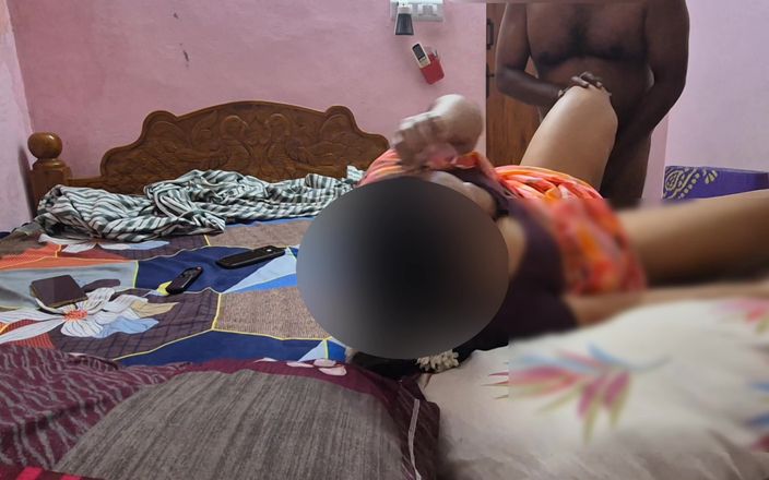 Black & white desicat: Seksi komşu evli kadın Sreejaa sari amcığını parmaklıyor ve iyi...