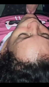 Olgun orta yaşlı seksi kadın oğlunun arkadaşı için yarak emmeyi ve göt yalamayı seviyor